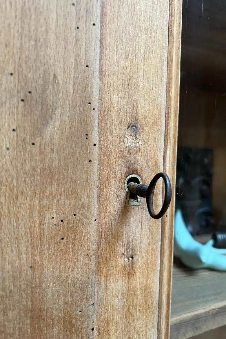 Vitrine murale en merisier Début XXème