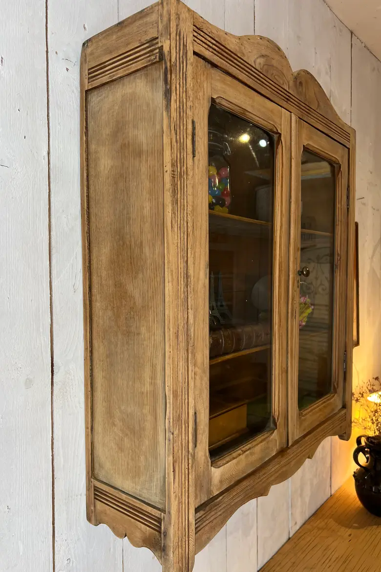 Vitrine murale en sapin