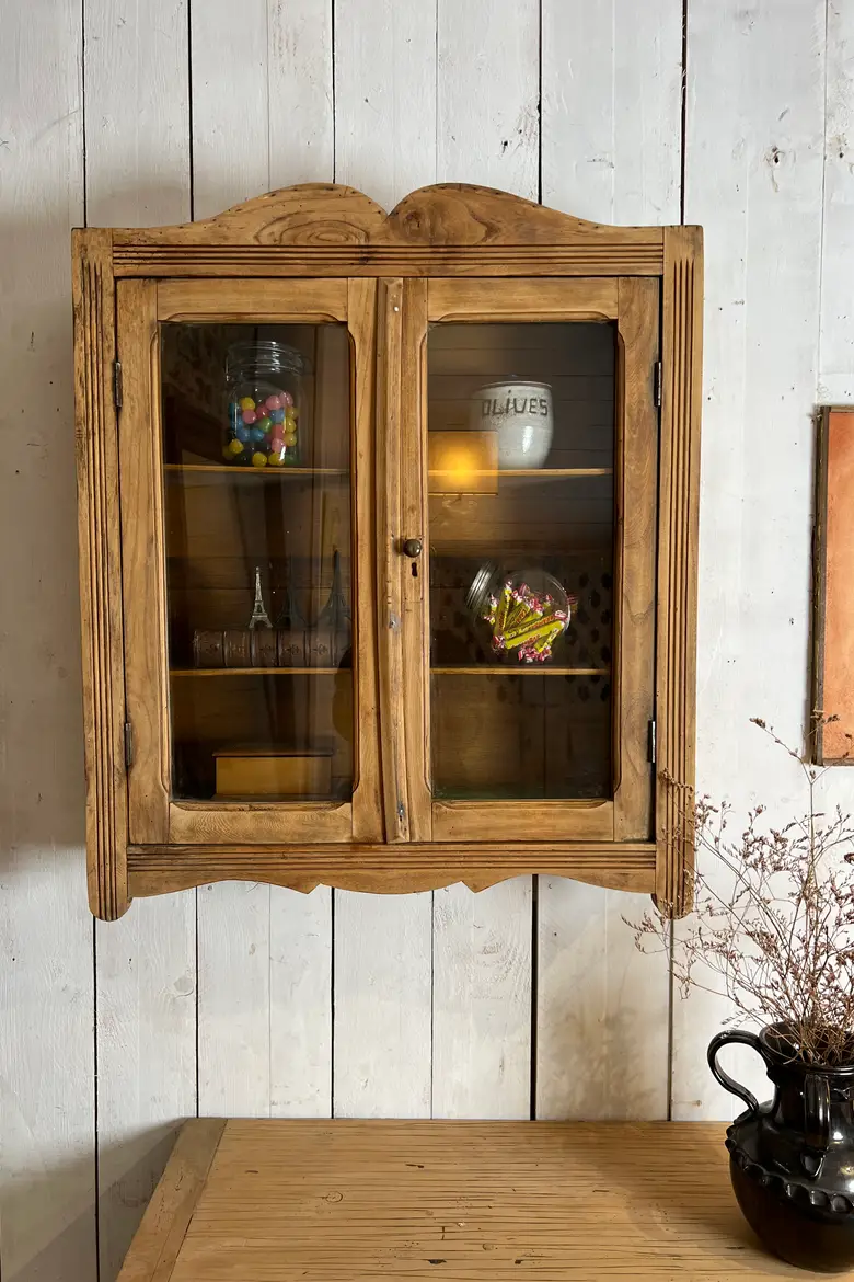 Vitrine murale en sapin