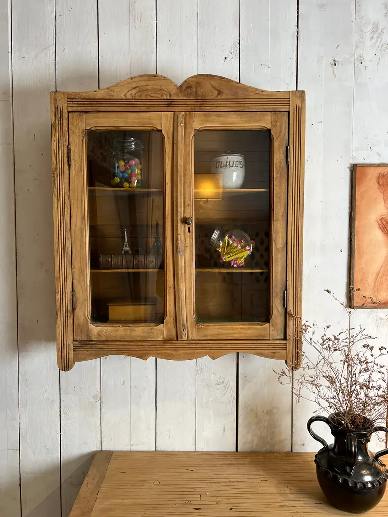 Vitrine murale en sapin