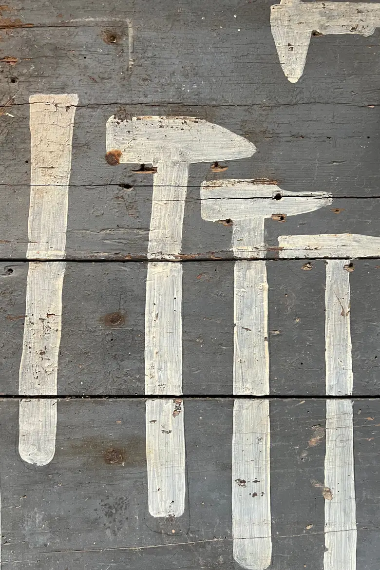 Ancien tableau à outils en bois Début XXème — Vue zoomée des marteaux